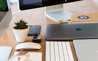 开云部门-恩怨不再？成都球迷夹道欢送浙江球迷大巴，车内氛围快活